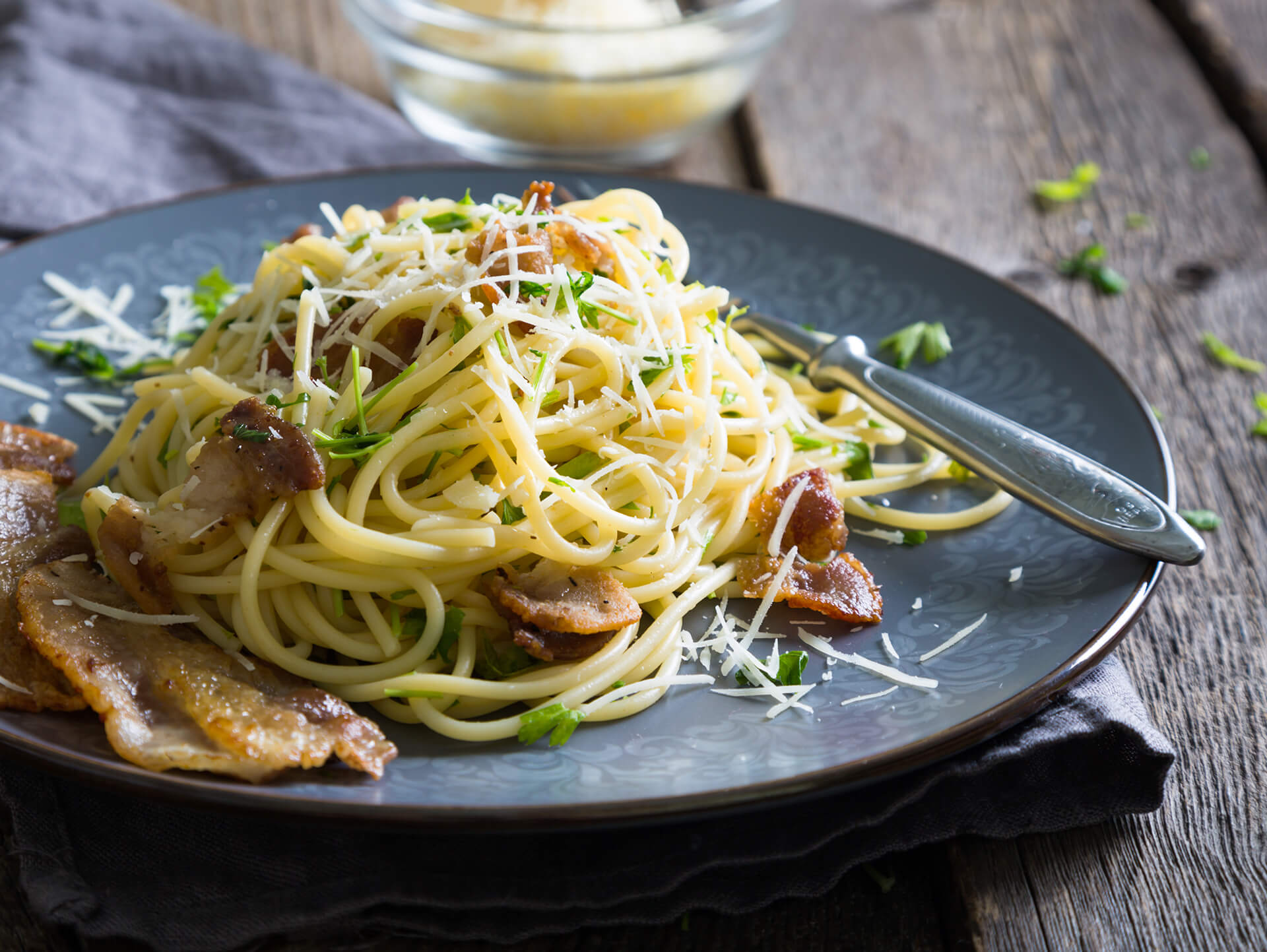 Рецепт карбонары со спагетти. Паста карбонара. Спагетти карбонара. Паста карбонара Вегетарианская. Спагетти для пасты карбонара.